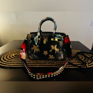 Black Star Bianca Large, black and gold stars and two straps